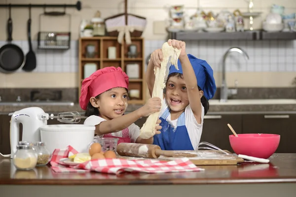 İki küçük kız pizza yapma — Stok fotoğraf