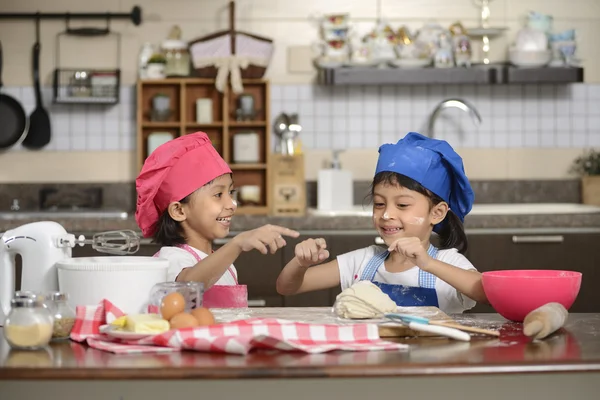 İki küçük kız pizza yapma — Stok fotoğraf