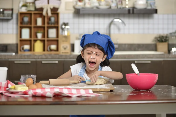 Petite fille faisant de la pâte — Photo