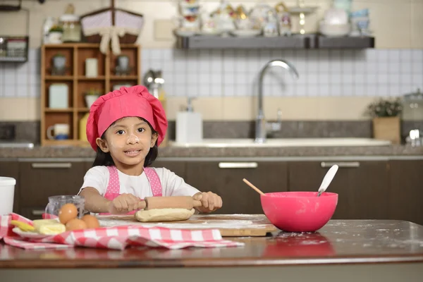 Petite fille faisant de la pâte — Photo