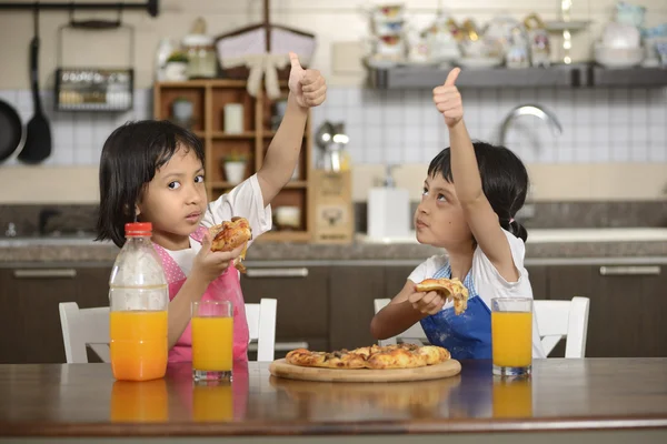 Girls giving thumbs up — Stock Photo, Image