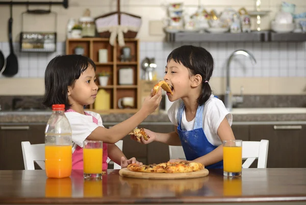 Two Little Girls Eating Pizza — Stock Photo, Image
