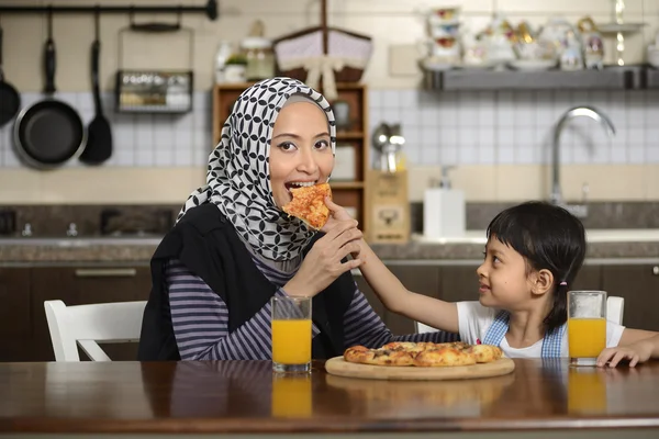 母と娘のピザを食べる — ストック写真