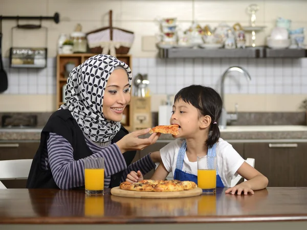 母と娘のピザを食べる — ストック写真