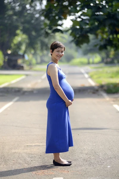 Mujer embarazada posando —  Fotos de Stock