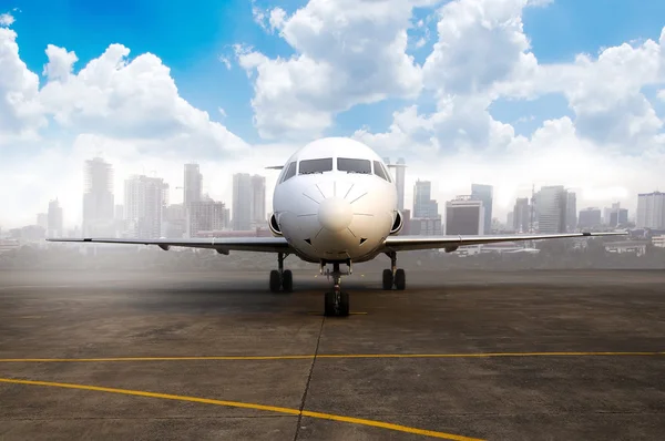 Avion comercial la aeroport — Fotografie, imagine de stoc