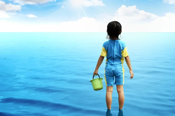 Девушка смотрит на океан — стоковое фото