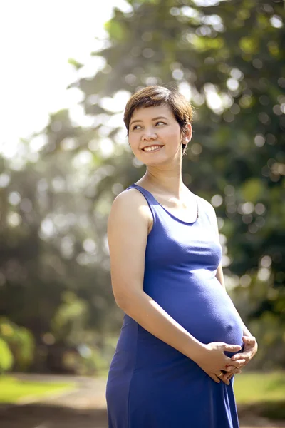 Gravid kvinna poserar — Stockfoto