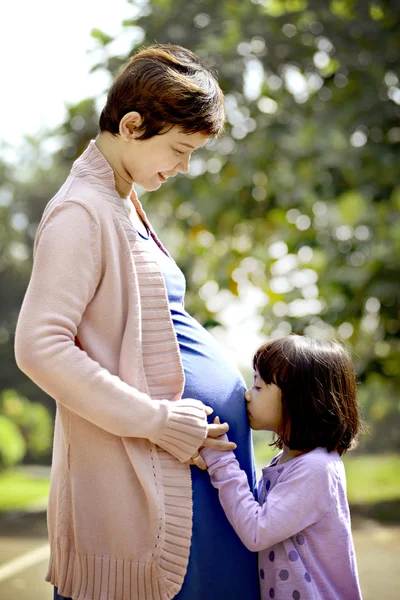 Mãe e sua filha posando — Fotografia de Stock