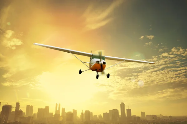 Propellerflugzeug fliegen — Stockfoto