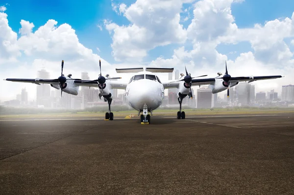 Propeller vliegtuig parkeerplaats bij de luchthaven — Stockfoto