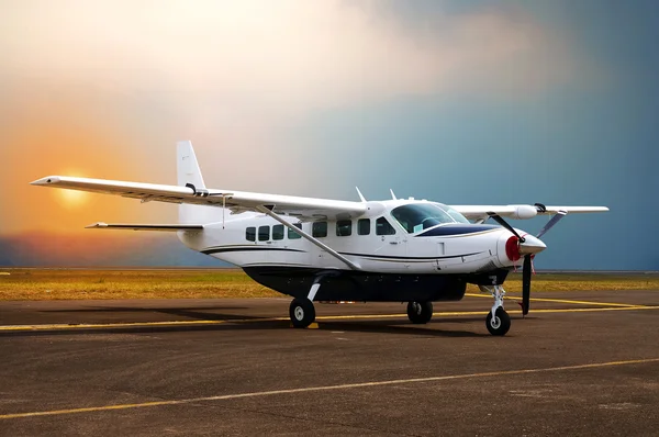 Propeller flygplan parkering vid flygplatsen — Stockfoto