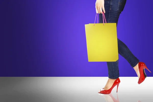 Mujer con bolsas de compras —  Fotos de Stock