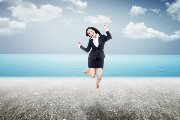 Donna che salta sulla spiaggia — Foto Stock