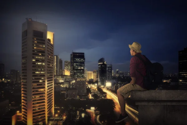 Мандрівник сидить на вершині будівлі — стокове фото