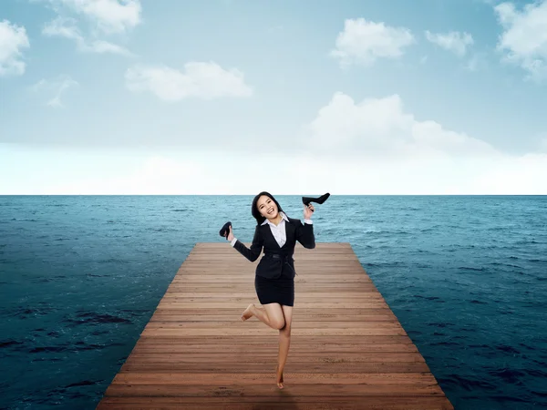 Donna che salta sul molo — Foto Stock