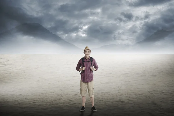 Traveler trekking in the desert — Stock Photo, Image