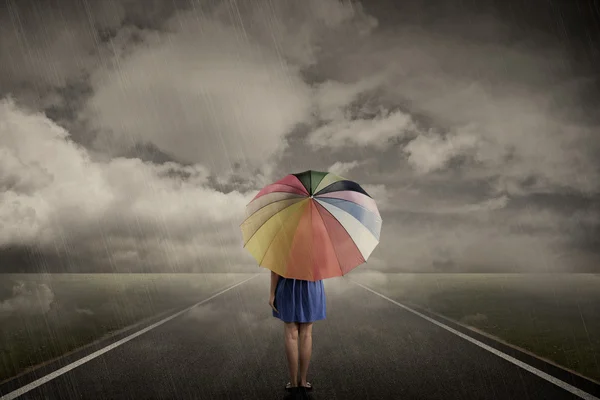 Donna che cammina da sola nel giorno della pioggia — Foto Stock
