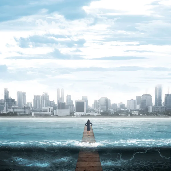 Femme debout sur la jetée face aux vagues — Photo