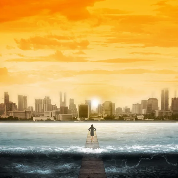 Frau steht auf der Seebrücke mit Blick auf Wellen — Stockfoto