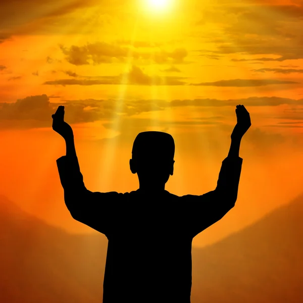 Silhouette of muslim people praying — Stock Photo, Image