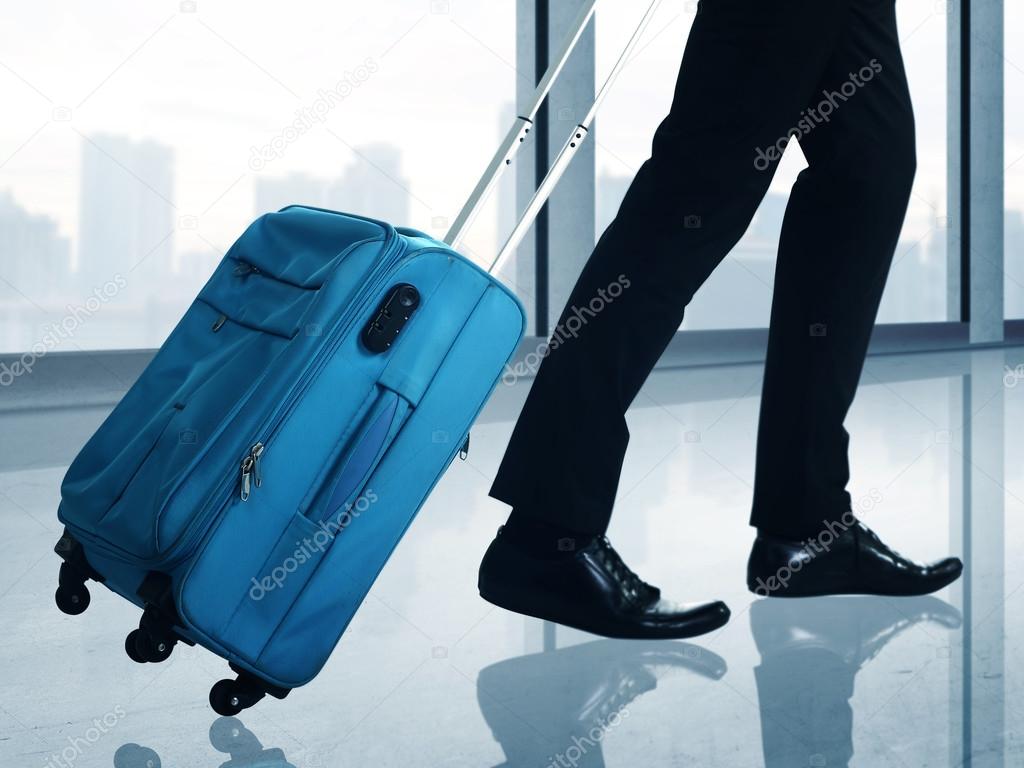 Носильщик с чемоданами. Porter носильщик. Швейцар портье. Как называется человек который носит чемоданы. Носильщик чемоданов в отеле.