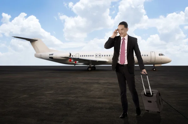 Man walking while calling on the cellphone — Stock Photo, Image