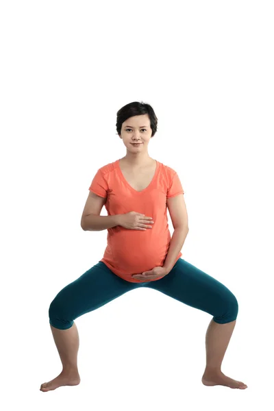 Asiática embarazada mujer haciendo yoga —  Fotos de Stock