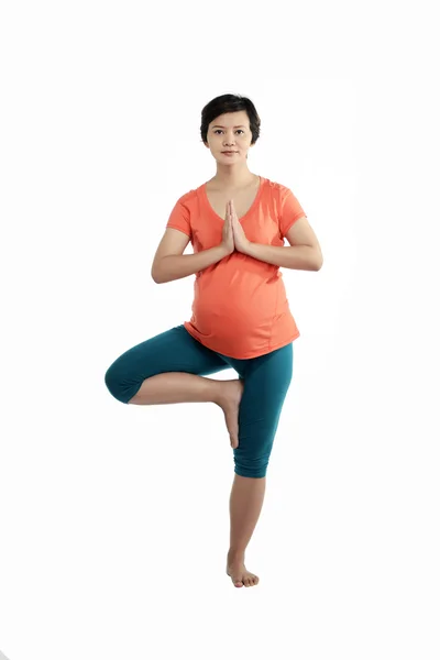 Ázsiai, terhes nő jóga — Stock Fotó