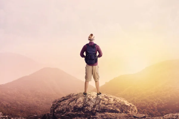 Junge Backpacker genießen einen Blick ins Tal — Stockfoto