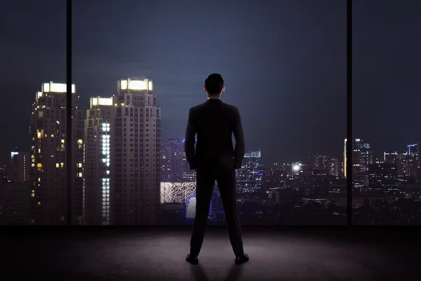 L'uomo che guarda la città di notte — Foto Stock