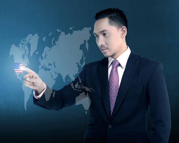 Ázsiai üzletember érint az USA-ban, a virtuális világban — Stock Fotó