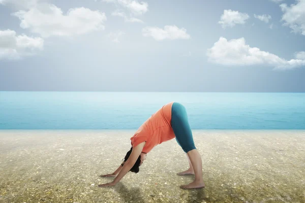 Várandós anya csinál jóga a strandon — Stock Fotó