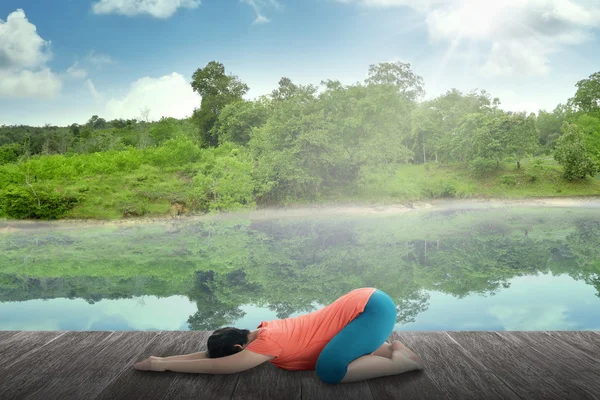 Pregnant mother doing yoga at the lake — Stock Photo, Image