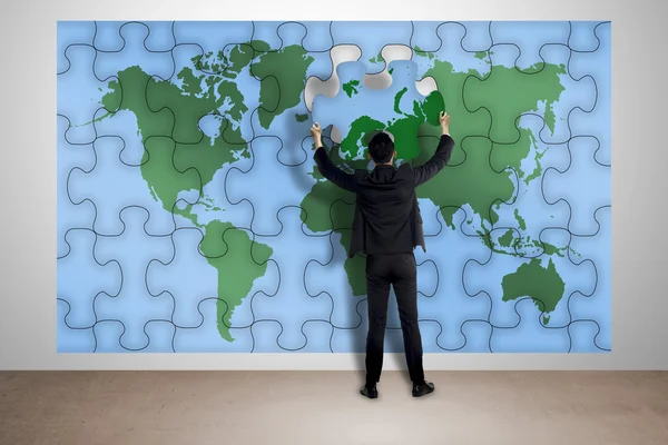 Man Hold Puzzle do mapa do mundo — Fotografia de Stock