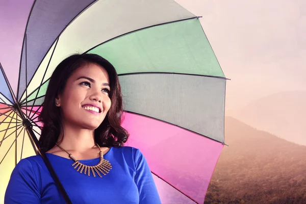 Mujer asiática sosteniendo paraguas sonriendo —  Fotos de Stock