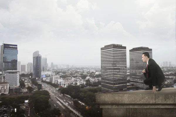 Asiatico uomo guardando qualcosa su il tetto — Foto Stock