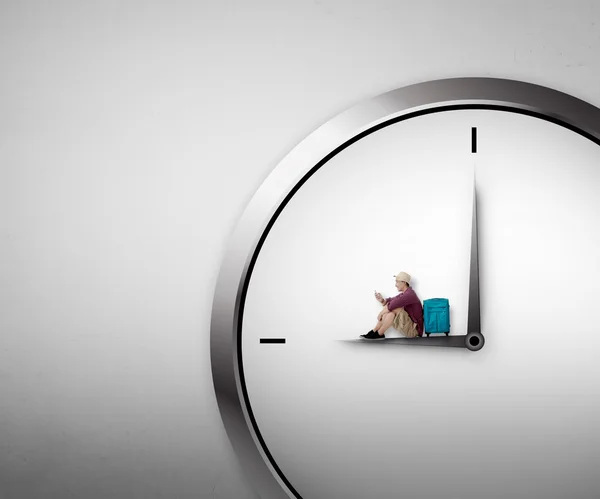 Jovem Viajante Sente-se no relógio — Fotografia de Stock