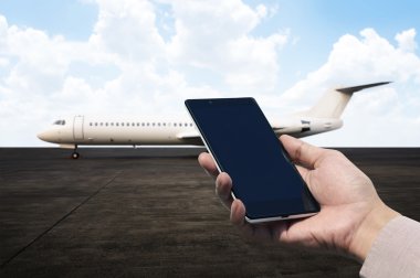 Havalimanında elinde cep telefonu
