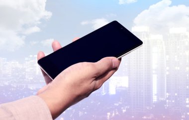 Boş ekran ile cep cityscape arka planda tutan el