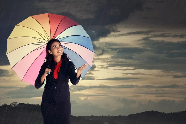 Frau überprüft, ob der Regen aufhört — Stockfoto