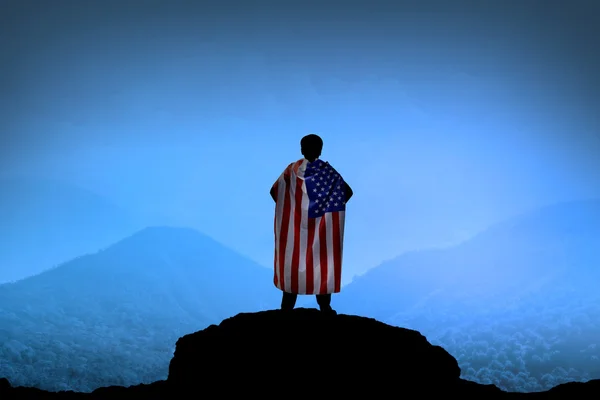 男人穿着美国国旗作为角山上的剪影 — 图库照片