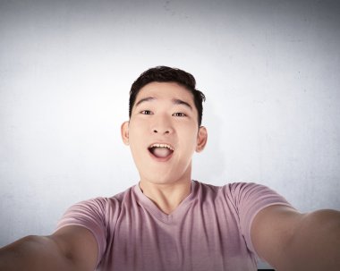 kamera tutarak ve selfie yapma adam