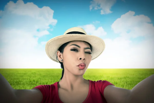 Mulher tirar selfie no campo de grama verde — Fotografia de Stock
