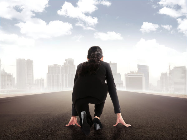 Азиатская деловая женщина начинает работать
