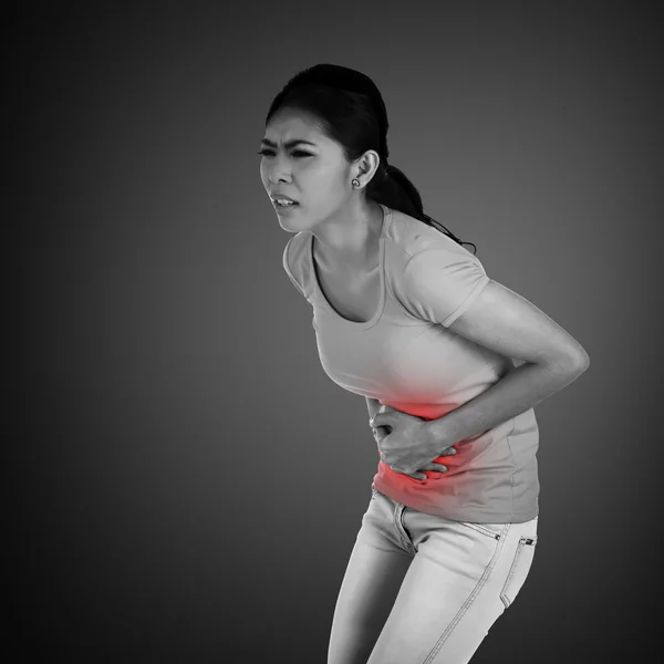Jovem mulher asiática tem dor de estômago — Fotografia de Stock