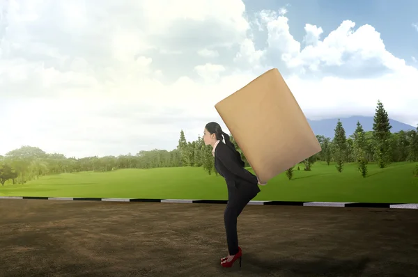 Mulher de negócios carregando pacote em suas costas — Fotografia de Stock