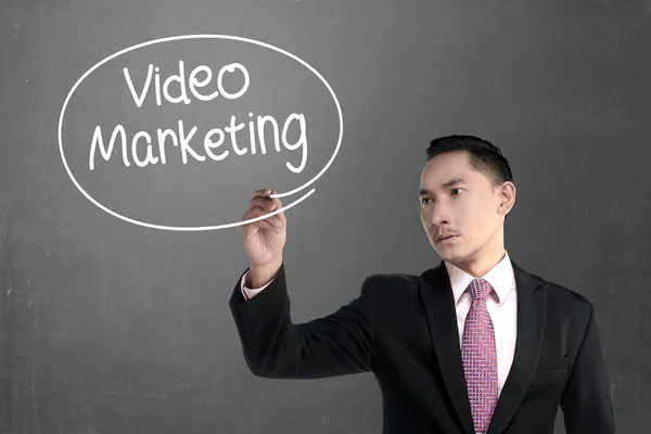 Hombre de negocios escribiendo vídeo marketing —  Fotos de Stock