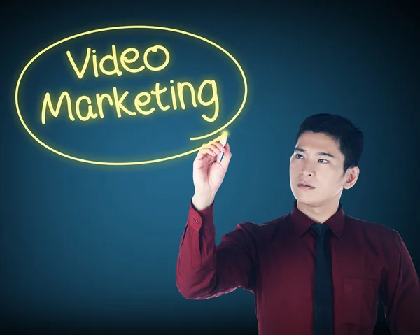 Hombre de negocios escribiendo vídeo marketing —  Fotos de Stock