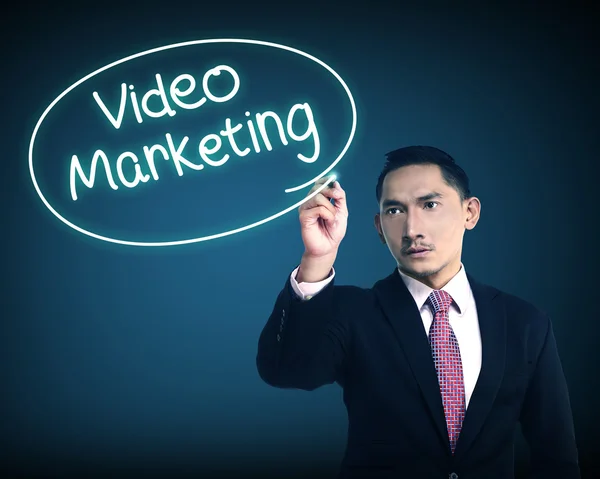 Hombre de negocios escribiendo vídeo marketing —  Fotos de Stock